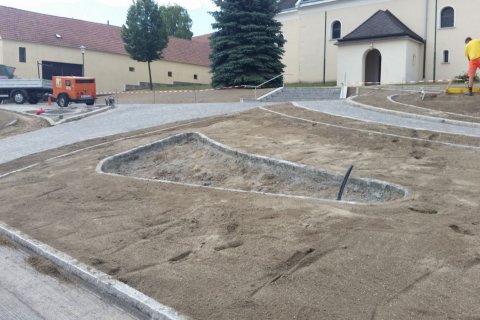 Kirchenplatz Schönkirchen-Reyersdorf in Arbeit